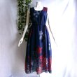 画像8: 新品 9524 ML 大きな花柄 シフォン ワンピース 春 夏 紺系 タッセルリボン レディース ノースリーブ マキシ 美しい透け感 上質 (8)