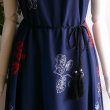 画像2: 新品 9524 ML 大きな花柄 シフォン ワンピース 春 夏 紺系 タッセルリボン レディース ノースリーブ マキシ 美しい透け感 上質 (2)
