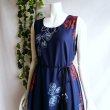 画像4: 新品 9524 ML 大きな花柄 シフォン ワンピース 春 夏 紺系 タッセルリボン レディース ノースリーブ マキシ 美しい透け感 上質 (4)