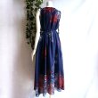 画像10: 新品 9524 ML 大きな花柄 シフォン ワンピース 春 夏 紺系 タッセルリボン レディース ノースリーブ マキシ 美しい透け感 上質 (10)