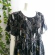 画像4: 新品 9652 ML ひんやり レーヨン100％ ワンピース 春 夏 黒系 大きな 和風 花柄 シャーリング レディース 半袖 インド製 (4)