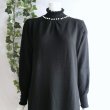 画像2: 新品 9884 ML パール付き フリル ハイネック ニット チュニック ワンピース 黒系 秋 冬 レディース コクーン 上品 50代 60代 70代 (2)
