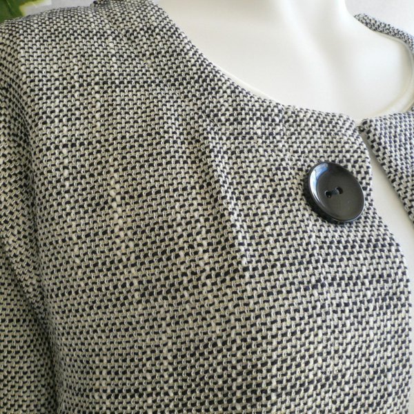 画像9: 新品 9892 LL ツイード調 薄手 ロング ジャケット グレー系 秋 冬 レディース ノーカラー 大きな飾りボタン ラメ入 上品 50代 60代 70代 (9)