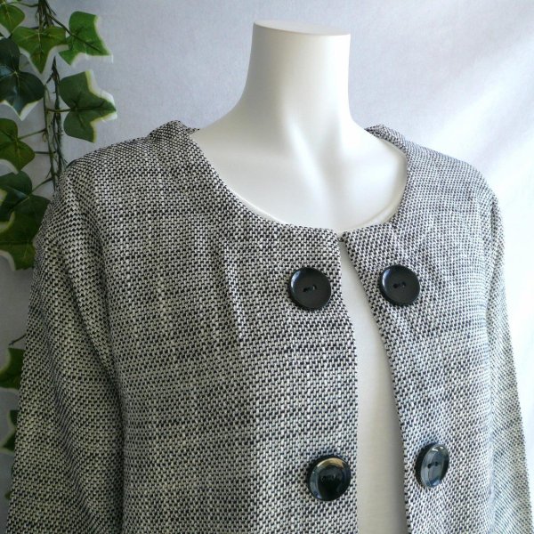 画像3: 新品 9892 LL ツイード調 薄手 ロング ジャケット グレー系 秋 冬 レディース ノーカラー 大きな飾りボタン ラメ入 上品 50代 60代 70代 (3)