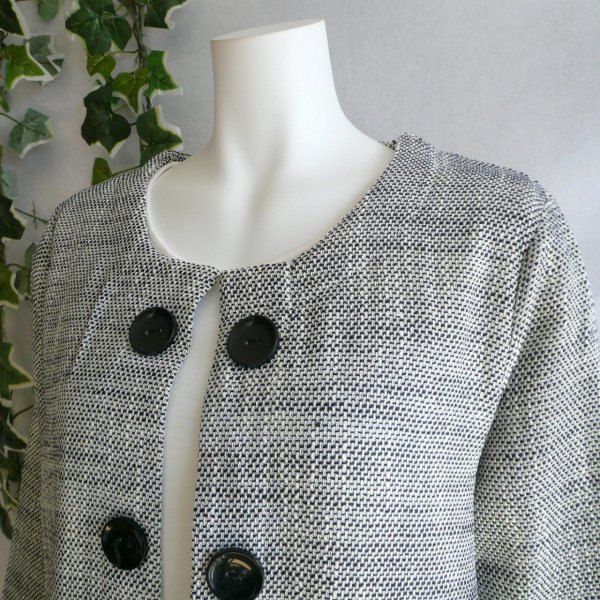 画像8: 新品 9892 LL ツイード調 薄手 ロング ジャケット グレー系 秋 冬 レディース ノーカラー 大きな飾りボタン ラメ入 上品 50代 60代 70代 (8)