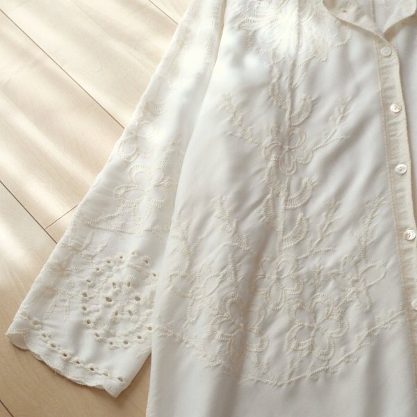 画像6: 新品 9904 ML 大きな花刺繍 ロングシャツ 白系 秋 レディース 綿混 カットワーク刺繍 シャツ チュニック ワンピース 50代 60代 70代 (6)