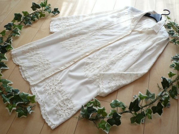 画像3: 新品 9904 ML 大きな花刺繍 ロングシャツ 白系 秋 レディース 綿混 カットワーク刺繍 シャツ チュニック ワンピース 50代 60代 70代 (3)