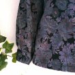 画像8: 新品 9912 M 二重フリル襟 京都染 日本素材 ブラウス ジャケット 黒系玉虫色 レディース 和風 花柄 中国縫製 高級感 上質 50代 60代 70代 (8)