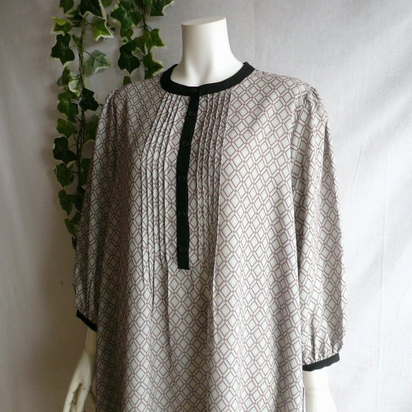 画像3: 新品 9961 ML 幾何学柄 ピンタック ワンピース ベージュ系 秋 レディース モード クラシック 高級感 上質 上品 50代 60代 70代 (3)