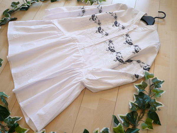 繊細花模様刺繍 ふんわりお袖 上質シャツチュニックワンピース 白 バンドカラー